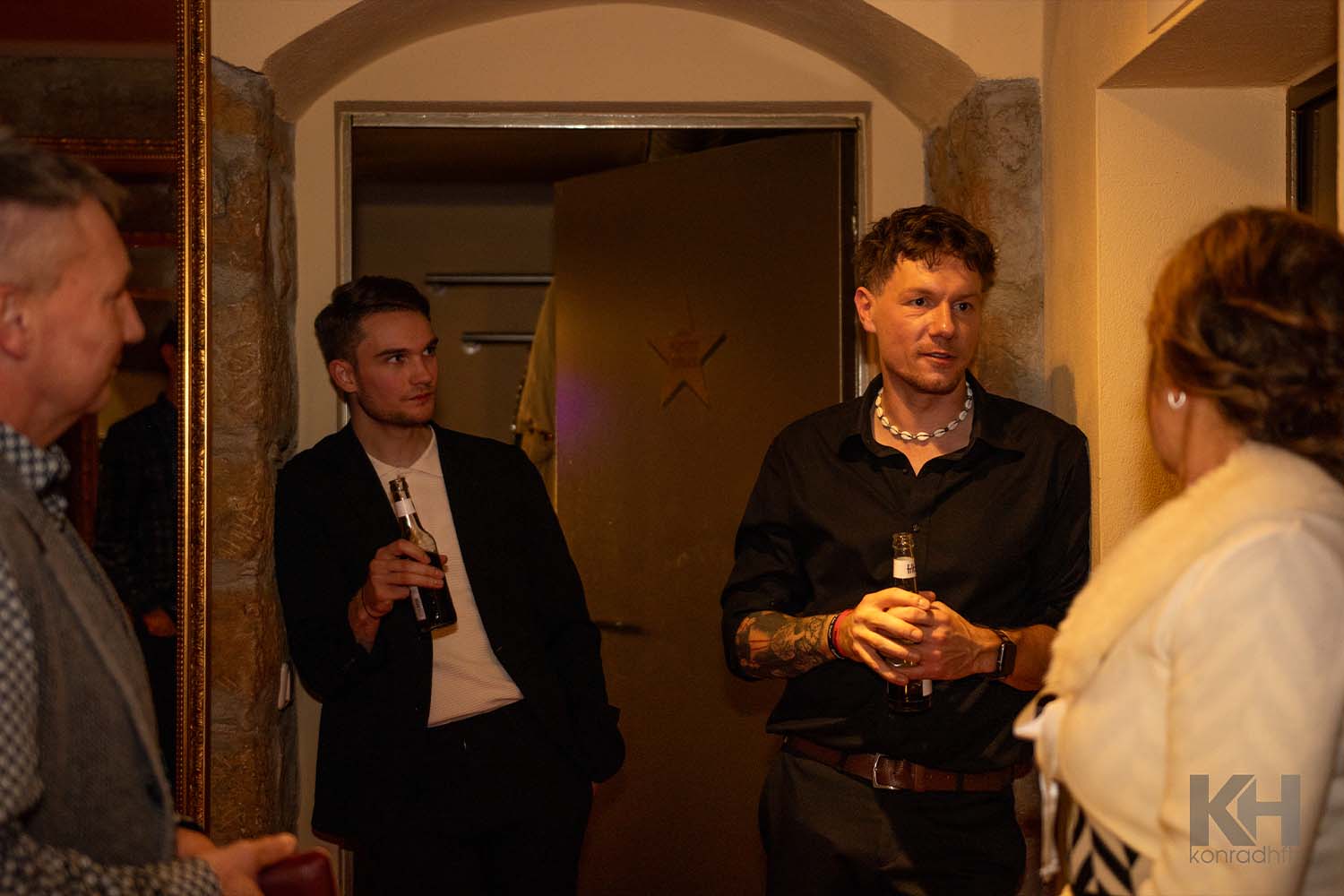 Thomas Majka und Vincent Frommer unterhalten sich backstage mit mehreren Zuschauern