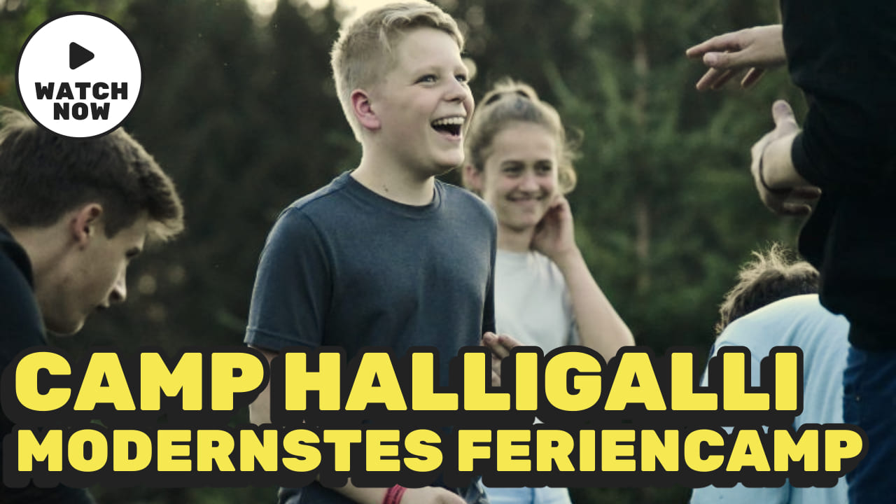 Jugendliche beim Camp HalliGalli lachen gemeinsam im Kreis – modernes Ferienlager mit Mitbestimmung und Erlebnischarakter