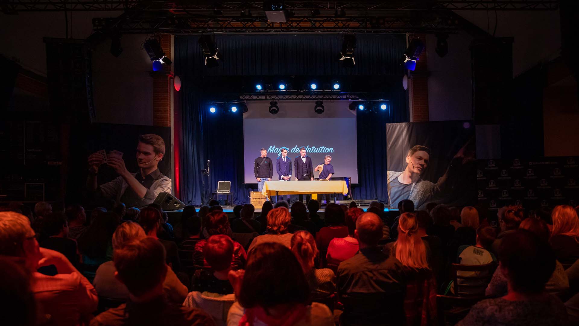Blick aus dem Publikum auf die Bühne mit zwei Zuschauern bei der Show „Magie der Intuition“