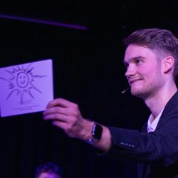 Vincent Frommer hält eine Karte bei der Show in Dresden Vincent Frommer zeigt eine Karte während der Carte Blanche Show in Dresden